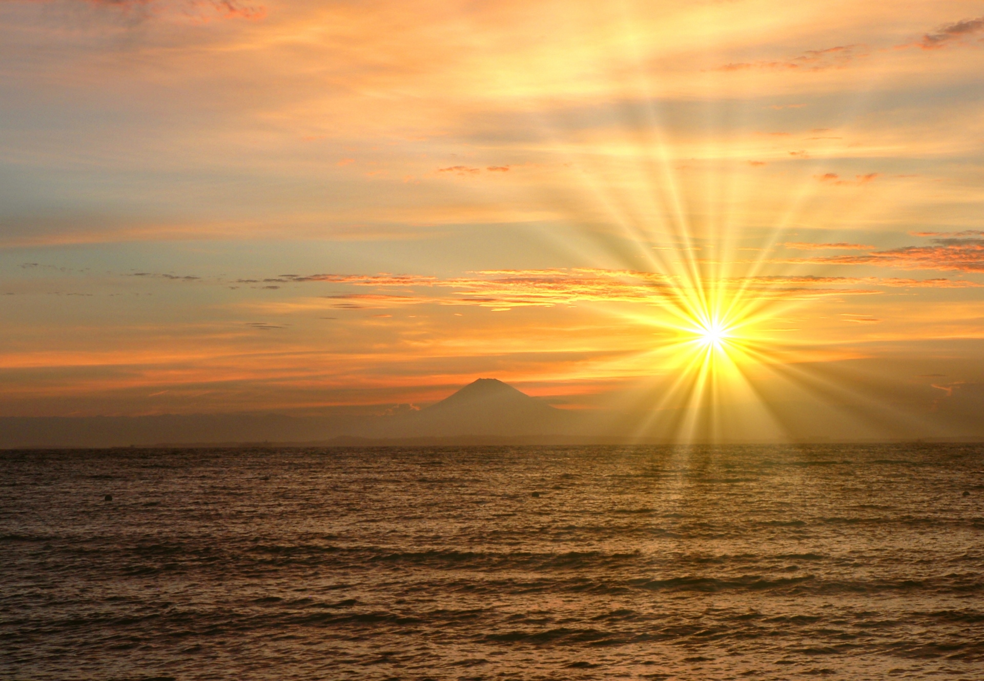 海と日の出の写真